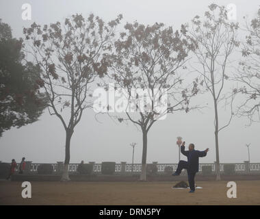 Yichang, Chine, Province de Hubei. 30Th Jan, 2014. Un homme exerce dans le brouillard à Yichang, province du Hubei en Chine centrale, le 30 janvier 2014. Alertes jaunes pour le brouillard dans les régions du sud de la Chine ont été émis le lundi par l'observatoire central, comme l'humidité accrue de précipitations continues. Credit : Xiao Yijiu/Xinhua/Alamy Live News Banque D'Images