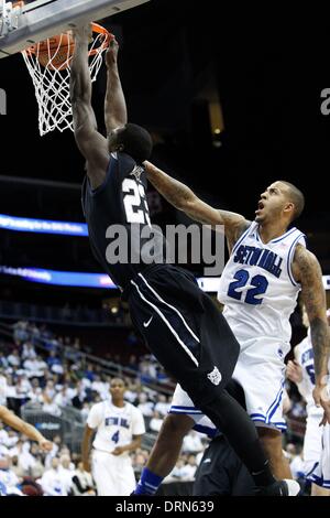29 janvier 2014 : Butler Bulldogs avant Khyle Marshall (23) dunks la balle passé la Seton Hall Pirates/avant garde Brian Oliver (22) au cours de la jeu de basket-ball de NCAA entre les Bulldogs de Butler et la Seton Hall Pirates au Prudential Center de Newark, New Jersey. Les Bulldogs de Butler a gagné 64-57. Banque D'Images