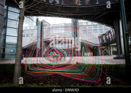 Les araignées couleur tissé à partir de web la laine à l'entrée au Parlement européen à Bruxelles, Belgique le 29.01.2014 par Wiktor Dabkowski Banque D'Images