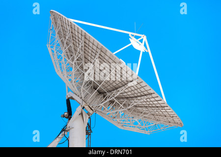 Grande antenne parabolique. La terre au sol de la station terrestre de télévision pour les réseaux de télécommunications communication uplink lien Banque D'Images