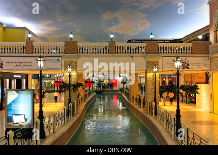 L'intérieur du centre commercial Villaggio, Doha, Qatar Banque D'Images