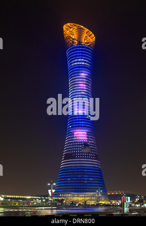 Le flambeau dans la nuit, en ce moment le plus haut bâtiment de Doha, Qatar Banque D'Images