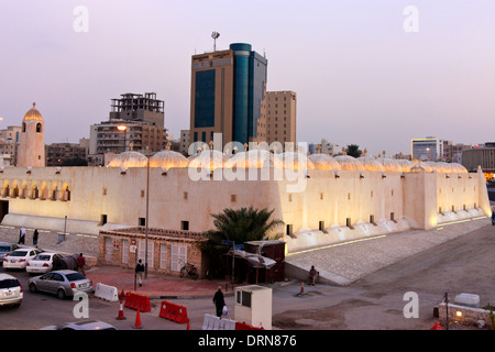 Fort et de la mosquée rénovée dans le vieux centre-ville de Doha, au Qatar Banque D'Images
