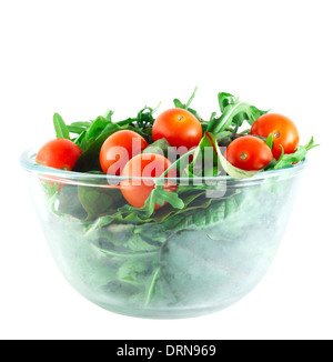 Rucola ,blettes et tomates cerises salade dans un bol transparent isolated on white Banque D'Images