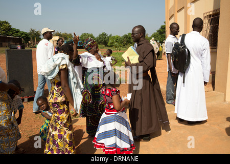 Il célébrait la messe, à Bobo Dioulasso, Burkina Faso Banque D'Images