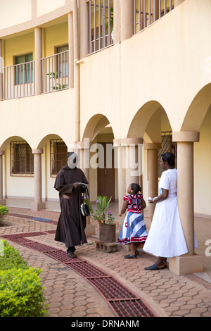 Il célébrait la messe, à Bobo Dioulasso, Burkina Faso Banque D'Images