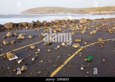 Lancé sur le front de mer de débris au nord de Whitehaven durant la période de janvier 2014, les grandes marées de tempête et des vents violents. Le littoral a pris un coups, endommager le mur du port et de l'érosion d'une grande partie de la falaise côtière. Banque D'Images