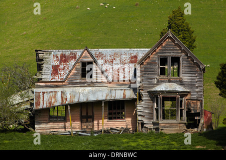 Ferme abandonnée près de Nelson, île du Sud, Nouvelle-Zélande Banque D'Images