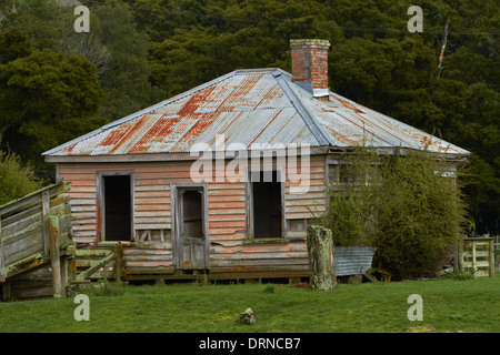 Ferme abandonnée près de Nelson, île du Sud, Nouvelle-Zélande Banque D'Images