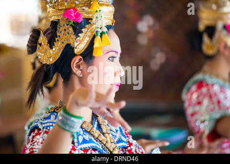 Interprète de danse traditionnelle à Thao Maha Brahma culte au centre-ville de Bangkok, Thaïlande Banque D'Images