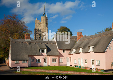 Les Cottages Roses sous l'église St Mary, Cavendish, Suffolk, Angleterre. Banque D'Images