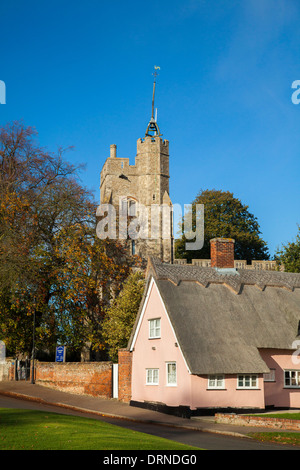 Les Cottages Roses sous l'église St Mary, Cavendish, Suffolk, Angleterre. Banque D'Images