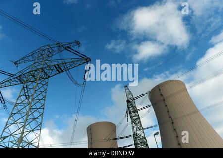 Les tours de refroidissement de la centrale nucléaire Grohnde en Allemagne, 28. Janvier 2014. Photo : Frank May Banque D'Images