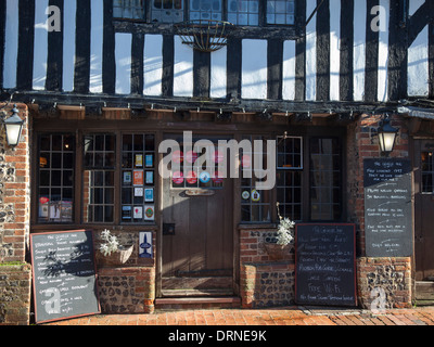 Entrée de la George Inn, un pub du 14ème siècle dans la région de Seaford village, dans le comté de Sussex, Angleterre. Banque D'Images