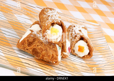 Close-up de mini original cannoli siciliens sur une plaque jaune. Banque D'Images