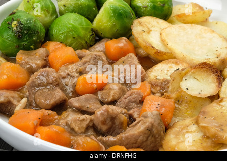 Le Lancashire hotpot traditionnel close-up, faites avec des morceaux d'agneau ou du mouton et casseroled avec carottes et oignons dans une sauce. Banque D'Images