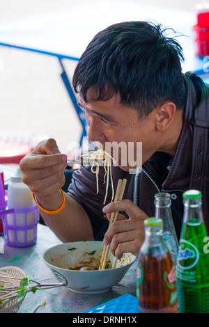 Thai man manger à un blocage de rue à Bangkok, Thaïlande Banque D'Images