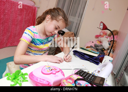 10 year old girl doing her homework Banque D'Images