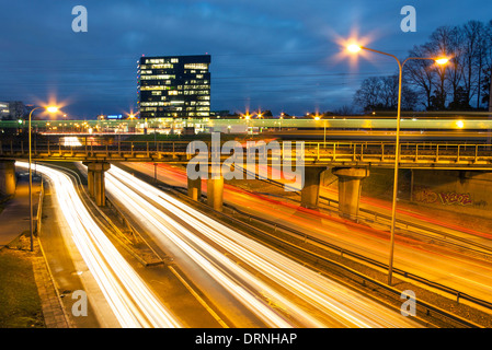 L'autoroute la nuit dans la ville de Tallinn, Estonie Banque D'Images