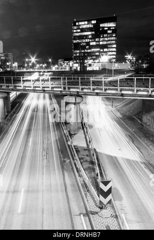 L'autoroute la nuit dans la ville de Tallinn, Estonie Banque D'Images