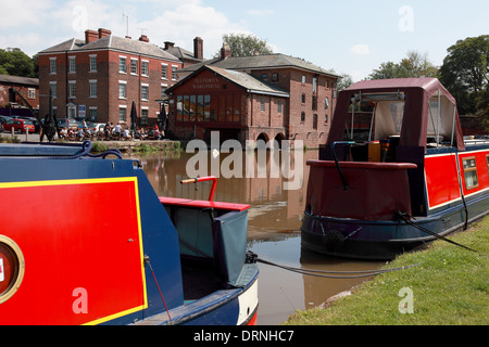 Amarré par Telford Narrowboats's Warehouse et tour sur le quai du canal de Shropshire Union dans la ville historique de Chester Banque D'Images