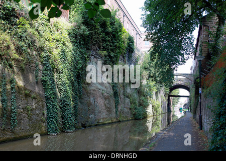 Le grès de Northgate coupe du canal de Shropshire Union à Chester avec le Pont des Soupirs et, au-delà, Northgate bridge Banque D'Images