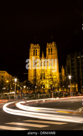 Des sentiers de lumière du véhicule en face de l'église Saint Michel à Bruxelles, Belgique la nuit Banque D'Images