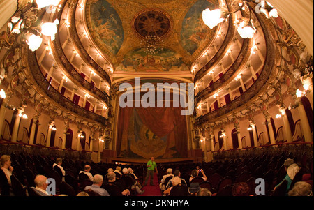 Intérieur de l'Opéra par de très grand angle avec guide et personnes regardant dans Manaus Amazonie Brésil Amérique du Sud Banque D'Images