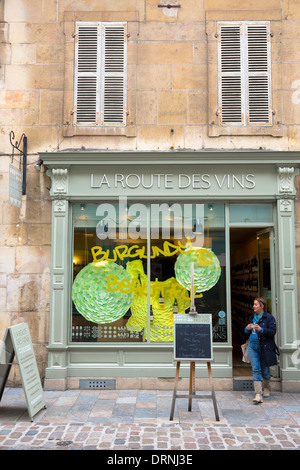 La Route des Vins wine shop de la rue Musette à Dijon en Bourgogne, en France Banque D'Images