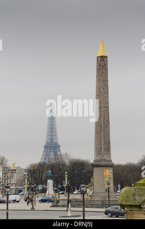 Place de la concorde avec la tour Eiffel couvert de nuages en arrière-plan. Paris, France. Banque D'Images