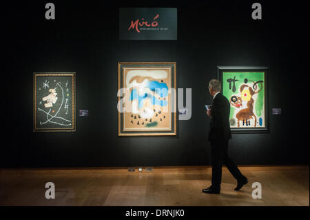 Londres, Royaume-Uni - 30 janvier 2014 : un homme marche dernières peintures de Joan Miro qui seront en vente le 4 février chez Christie's. De G à D : 'personnage et étoile dans la nuit", "Le chant des oiseaux en automne' et 'femme et oiseaux' Crédit : Piero Cruciatti/Alamy Live News Banque D'Images