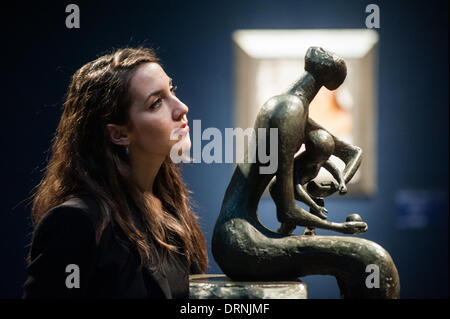 Londres, Royaume-Uni - 30 janvier 2014 : un membre du personnel se penche sur la "Mère et Enfant avec Apple' par Henry Moore (2,5 à 3,5 millions de livres de l'est) qui sera en vente le 4 février chez Christie's. Credit : Piero Cruciatti/Alamy Live News Banque D'Images