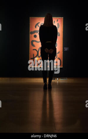 Londres, Royaume-Uni - 30 janvier 2014 : un membre du personnel pose devant 'Ecriture sur fond rouge, 1960' de Joan Miro qui seront en vente le 4 février chez Christie's Credit : Piero Cruciatti/Alamy Live News Banque D'Images