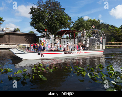 Les touristes en voyage d'un hydroglisseur dans les Everglades National Park, Florida, USA Banque D'Images