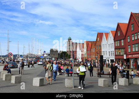 Personnes visitent le célèbre quai hanséatique appelé Bryggen à Bergen, en Norvège, au cours de l'été. Banque D'Images