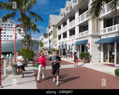 Les touristes à Key West, Floride, USA avec un bateau de croisière amarré derrière Banque D'Images