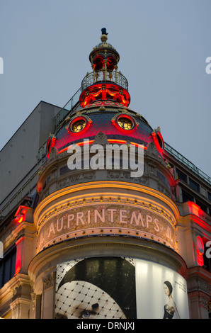 Détail de la coupole du grand magasin au printemps à Paris, France. Banque D'Images