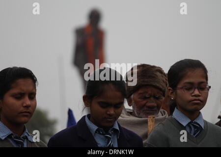 Gandhi Maidan, Patna, Bihar, Inde, 30 janvier 2014. Les élèves de garder deux minutes de silence et de rendre hommage au Mahatma Gandhi, le jeudi matin à l'occasion du 67e anniversaire de la mort de Mahatma Gandhi le 30 janvier 2014. L'événement intitulé 'Satyagraha' Jananatya Sanghya Bharatiya organisée par la protestation à tendance de plus en plus de violence et de non-tolérance. Ces différents programmes sont exécutés dans le Bihar à commémorer aujourd'hui Gandhi. Credit : Rupa Ghosh/Alamy Live News. Banque D'Images