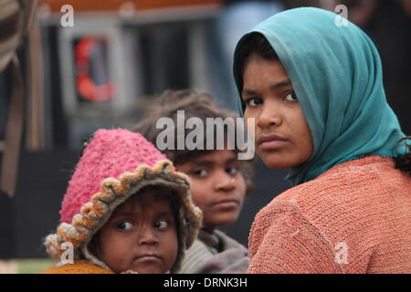 Gandhi Maidan, Patna, Bihar, Inde, 30 janvier 2014. Les oursins de rue à une fonction lorsque Bihari personnes rendent hommage à Mahatma Gandhi le jeudi matin à l'occasion du 67e anniversaire de la mort de Mahatma Gandhi le 30 janvier 2014. L'événement intitulé 'Satyagraha' Jananatya Sanghya Bharatiya organisée par la protestation à tendance de plus en plus de violence et de non-tolérance. Ces différents programmes sont exécutés dans le Bihar à commémorer aujourd'hui Gandhi. Credit : Rupa Ghosh/Alamy Live News. Banque D'Images