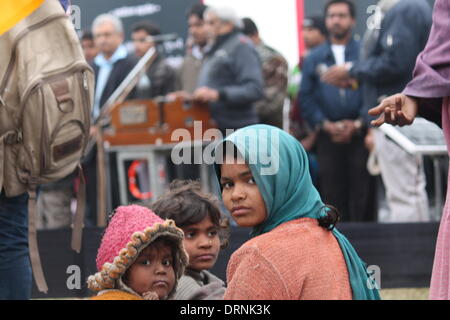 Gandhi Maidan, Patna, Bihar, Inde, 30 janvier 2014. Les oursins de rue à une fonction lorsque Bihari personnes rendent hommage à Mahatma Gandhi le jeudi matin à l'occasion du 67e anniversaire de la mort de Mahatma Gandhi le 30 janvier 2014. L'événement intitulé 'Satyagraha' Jananatya Sanghya Bharatiya organisée par la protestation à tendance de plus en plus de violence et de non-tolérance. Ces différents programmes sont exécutés dans le Bihar à commémorer aujourd'hui Gandhi. Credit : Rupa Ghosh/Alamy Live News. Banque D'Images