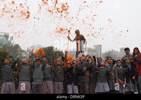 Gandhi Maidan, Patna, Bihar, Inde, 30 janvier 2014. Les étudiants en liesse célèbre après l'hommage au Mahatma Gandhi, le jeudi matin à l'occasion du 67e anniversaire de la mort de Mahatma Gandhi le 30 janvier 2014. L'événement intitulé 'Satyagraha' Jananatya Sanghya Bharatiya organisée par la protestation à tendance de plus en plus de violence et de non-tolérance. Ces différents programmes sont exécutés dans le Bihar à commémorer aujourd'hui Gandhi. Credit : Rupa Ghosh/Alamy Live News. Banque D'Images