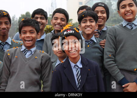 Gandhi Maidan, Patna, Bihar, Inde, 30 janvier 2014. Les étudiants en liesse célèbre après l'hommage au Mahatma Gandhi, le jeudi matin à l'occasion du 67e anniversaire de la mort de Mahatma Gandhi le 30 janvier 2014. L'événement intitulé 'Satyagraha' Jananatya Sanghya Bharatiya organisée par la protestation à tendance de plus en plus de violence et de non-tolérance. Ces différents programmes sont exécutés dans le Bihar à commémorer aujourd'hui Gandhi. Credit : Rupa Ghosh/Alamy Live News. Banque D'Images