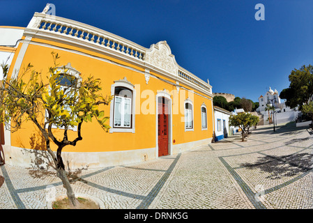 Le Portugal, l'Algarve : l'architecture typique de l'algarve à Praca 1 de Maio à Castro Marim Banque D'Images