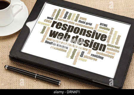 Nuage de mots responsive web design sur une tablette numérique avec une tasse de café Banque D'Images