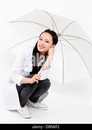 Femme médecin prend parapluie blanc pour portrait. Banque D'Images