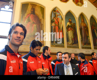 Francfort-sur-Main, Allemagne. 30Th Jan, 2014. L'équipe de Coupe Davis manager Espagnol Carlos Moya (L) avec les membres de son équipe lors du tirage pour le match de Coupe Davis entre l'Espagne et l'Allemagne à l'hôtel de ville de Francfort-sur-Main, Allemagne, 30 janvier 2014. Le premier tour de l'univers du tennis masculin groupe aura lieu en Allemagne du 31 janvier au 02 février. Photo : ARNE DEDERT/dpa/Alamy Live News Banque D'Images