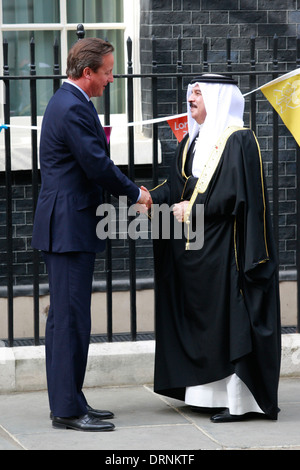 Le Premier ministre britannique David Cameron (G) accueille le Roi Hamad bin Isa al-Khalifa Banque D'Images