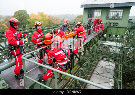 Les pompiers locaux ont un angle élevé de sauvetage à l'old ship canal ascenseur Henrichenburg. Banque D'Images