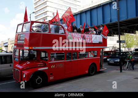 En dehors des heures de service des chauffeurs de bus protestation devant le siège de TFL Banque D'Images