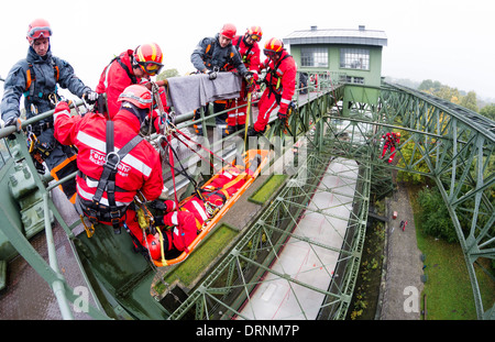 Les pompiers locaux ont un angle élevé de sauvetage à l'old ship canal ascenseur Henrichenburg. Banque D'Images